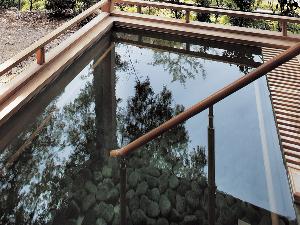 【山の湯・深湯露天】肌にまとわりつく湯感。よく温まる塩の湯です。