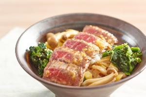 【ステーキ丼】焼きたてステーキと副菜がボリュームたっぷりのガッツリ丼飯！ さっぱりなおろしポン酢ソースとの相性とも抜群です。
