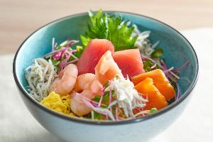 【海丼】マグロ・海老など魚介類をふんだんにのせた海鮮丼！ アクセントとして赤酢の酢飯がさらなる食欲をそそります。