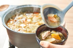 【食べるおかず豚汁】 料理長こだわりの逸品！ 豚肉とお野菜がゴロゴロ具だくさん！ メインとともにしっかりガッツリお召し上がりいただけるおかずの豚汁。