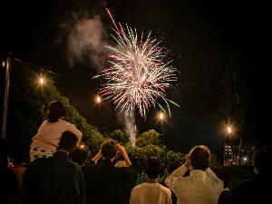 夏の夜空を彩る打ち上げ花火！峡谷にこだまする花火は風情も迫力も満点！　※イメージ
