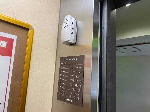 エレベーター内２