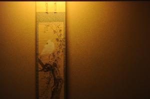 ～部屋ごとに異なる掛け軸や生け花、調度品をお楽しみください～