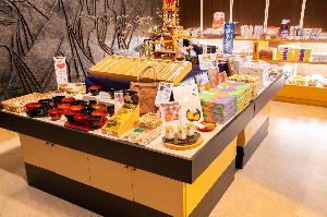 ～売店　イメージ～伝統の山中漆器や大人気たわらや手作りプリンなど地元の名産品を取り揃えております～