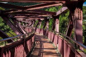 【山中温泉】あやとり橋～徒歩５分、ユニークなS字型と美しい紅紫色が特徴。勅使河原宏氏のデザイン～