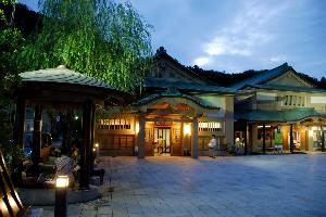 【山中温泉】菊の湯・山中座～山中の中心にある共同浴場。湯煙が漂う趣のある建物～