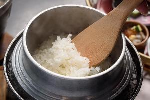 ～源泉釜炊きご飯～ 山中の温泉で炊き上げた白米「こしひかり」は絶品。ふっくらと米粒が立っています。