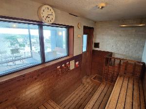 【サウナ】湯の川温泉の街並みを見下ろしながらサウナをご利用いただけます。