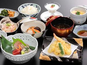 天婦羅刺身御膳をお楽しみください。