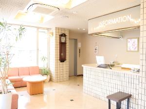 【本館】洗練されたモダンな雰囲気の中、爽やかなおもてなしでお客様をお迎えします