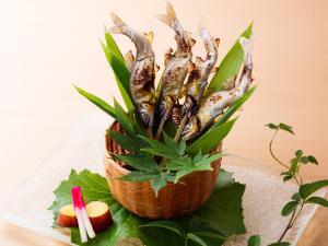 焼物一例：庄川産活鮎塩焼き（２名盛例）