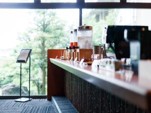 ロビーラウンジはフリードリンクコーナーになっております（夜はアルコールもご用意）