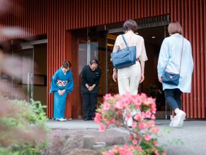 いらっしゃいませ（ご来館誠にありがとうございます。ゆっくりのんびりお過ごし下さいませ）