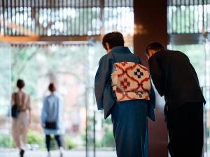 お客様のご無事を祈りお見送りしています（ご来館誠にありがとうございます。是非又、ご来館下さいませ）