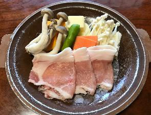 自家製ゆずポン酢でいただく「国産豚肉と野菜の陶板焼き」