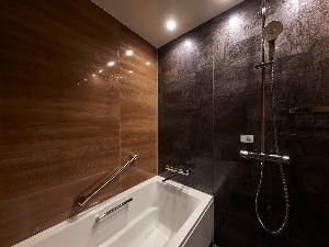 コンフォートフロア／バスルーム一例。洗い場付きのお風呂とトイレが分かれた仕様になっております。