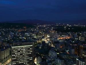 山側客室からの夜景一例。高層階ならではの景色を眺めながら、ごゆっくりとお寛ぎください。