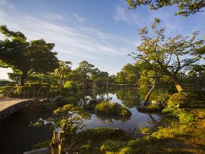 【兼六園】日本三名園の1つ、名勝・兼六園は、四季折々の風情を醸し出します。（一例　写真提供：金沢市）