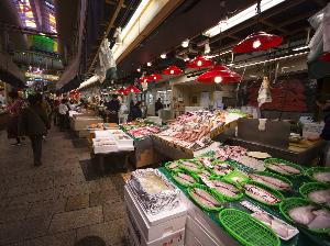 【近江町市場】新鮮な海の幸、地元産の野菜や果物などが豊富に揃っています。（一例　写真提供：金沢市）