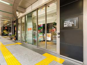 【施設】1階入口　駅に隣接しておりますので、改札を抜け雨に濡れずにお越しいただけます。