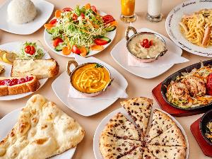 ×ナンまたはトーストとデザートに本格カレーやおかず、ライス、ドリンクなどのハーフビュッフェをご用意