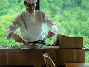 【十勝ハーブ牛プライムリブ】 お席で豪快にカットしてご提供いたします