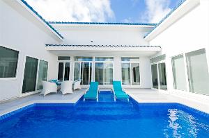 Premiere Suite Villa　温水プール
