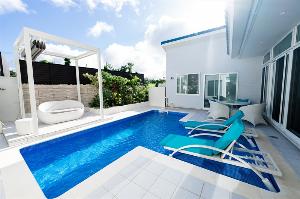 Premiere Suite Villa　温水プール