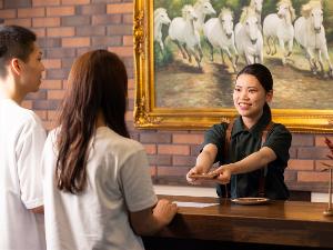 【センターハウス】チェックインの手続きなどはこちらで。お困りことなどお気軽にお尋ねください。