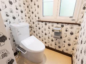 【コテージ】トイレの壁紙にもこだわり、ちょっとした時間にも心擽る空間に。