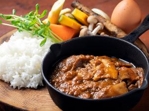 十勝産ポークを贅沢に使用。野菜の甘みとスパイスの香りが絶妙に絡み合う技ありカレー。