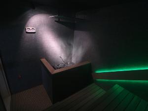 【メディケーションサウナ】淡い光の中で自分と対峙し、瞑想へと導きます。