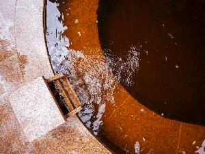茶褐色でとろみのある『天然モール温泉』。アイヌの人々に「薬の沼」として親しまれた湯を存分に。