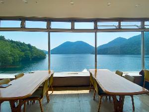 ＊【レストラン“レイクビュー”】然別湖とくちびる山の絶景を見ながらお食事を。