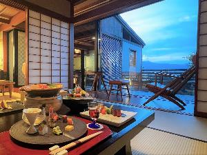 【露天風呂付・湖側】霞の座スイート（客室一例）／お食事はお部屋でゆったりと