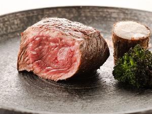 【ステーキ】ジョスパーグリルの本物の火で焼き上げた山形牛のステーキ