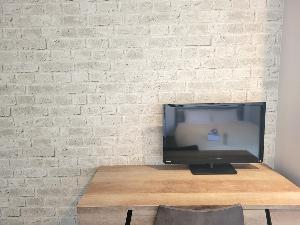 【客室】お部屋にはテレビとデスクのご用意がございます（一例）