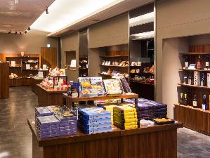 【売店】手荷物の発送も承ります。営業時間8：00～11：00／16：00～21：00