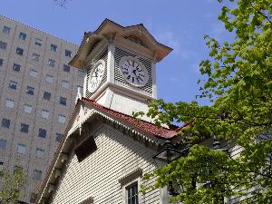 札幌市時計台。稼働142年、日本最古の機械式塔時計として、正確に時を刻み、鐘を鳴らし続けている歴史的建造物です。
