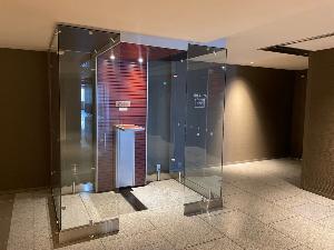 【喫煙所】2階、3階、5階、7階、9階のエレベーターホールにございます。全室禁煙です。