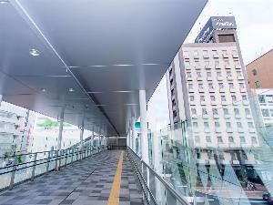 陸橋を渡ればすぐそこ♪