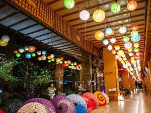 【館内・夜】記念の撮影はいかがでしょう