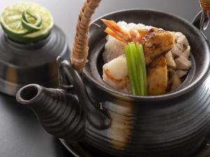 【吸物替り】秋の訪れを彩る松茸の香りや鱧の旨味が飲むほどに染み渡る、秋の恵みを詰め込んだ土瓶蒸し。
