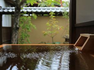 【貴賓室「桜御殿」】源泉かけ流しの露天風呂