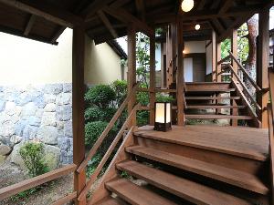 国内でも珍しい「宿泊できる武家屋敷」桜御殿に通ずる階段