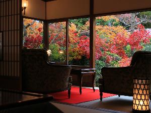 紅葉が美しい、秋の離れ８１番天然温泉源泉かけ流し内湯付き