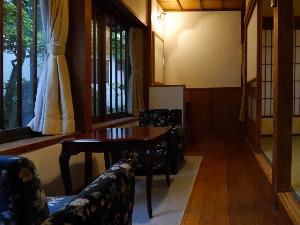 【本館和室】広いお部屋　１５番（２名様〜４名様）広縁