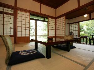 一人旅専用の離れのお部屋。和室８帖＋踏込。離れ　天然温泉源泉かけ流し内湯付き。
