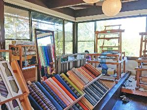 花屋より車２０分。上田紬・藤本塩田支店。