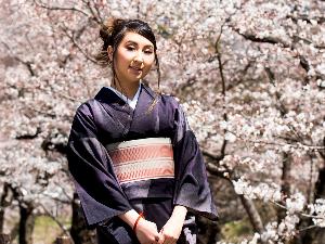 上田紬は、さらりとした心地よい感触と 落ち着きある光沢が特長